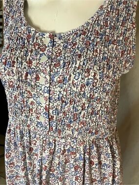 90’s Floral maxi dress with button up front and elastic waistband. Size: M